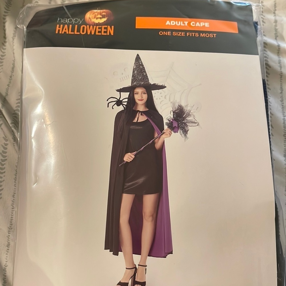 New without tags hollween Adult cape one size fits most 100% polyester